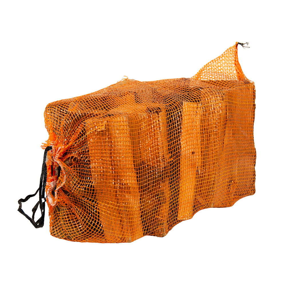 Tørt brænde i orange netpose klar til optænding
