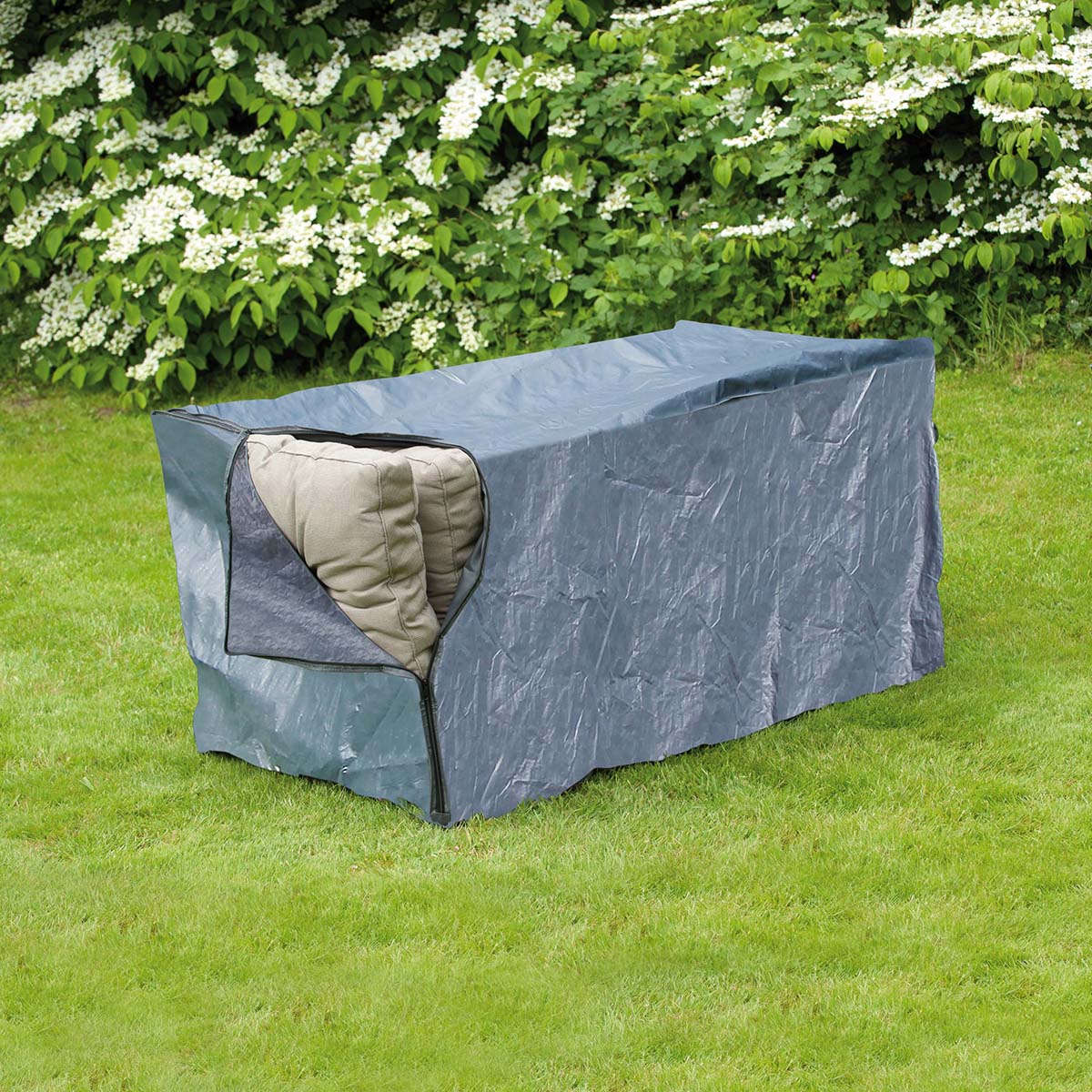 Gråt vandtæt overtræk til havehynder på græsplæne