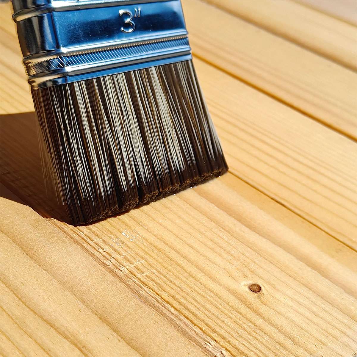 Bred malerpensel, der olierer lyse træbrædder