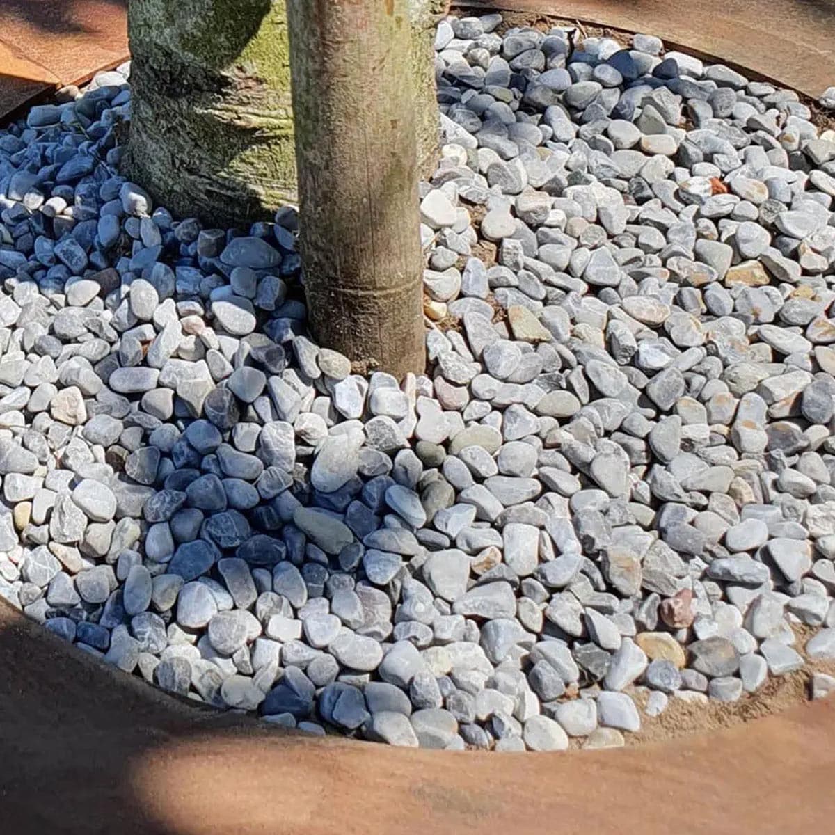 Bed med træstamme og hvide granitskærver