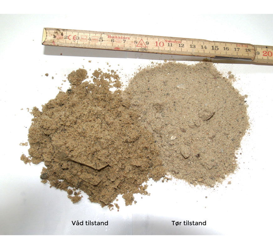 Sand i våd og tør tilstand vist med målelineal