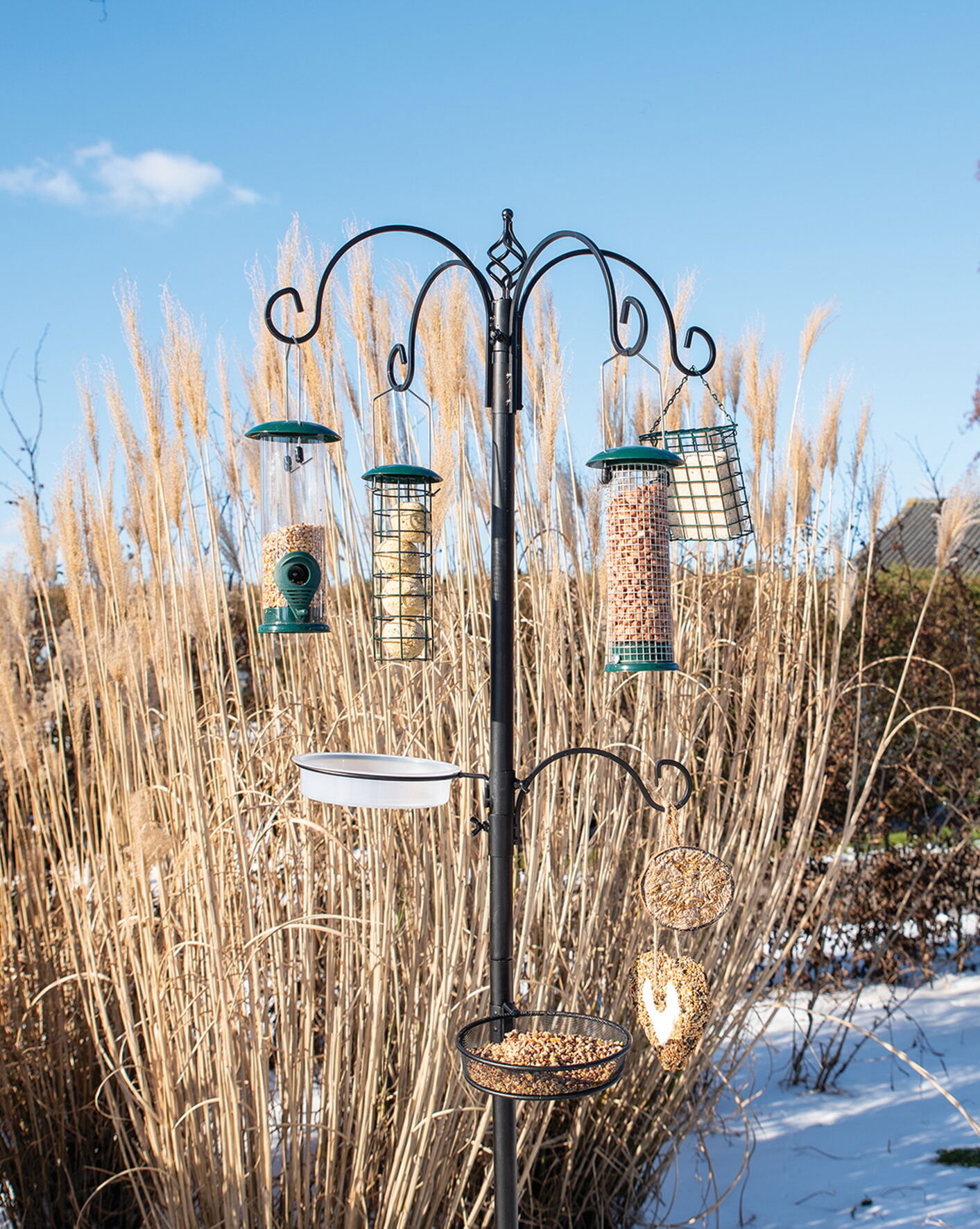 Sort foderstander med flere fuglefoderautomater