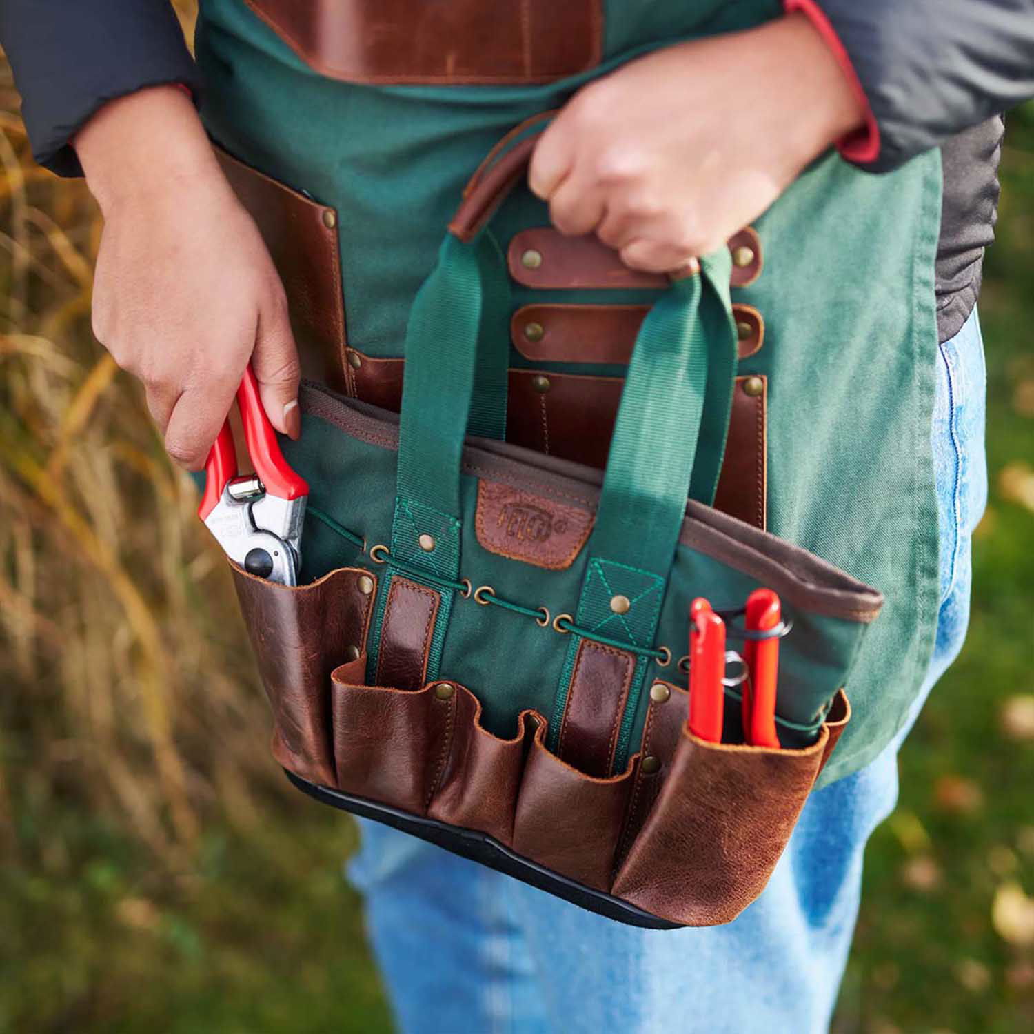 Grøn haveværktøjstaske med lommer og sakse