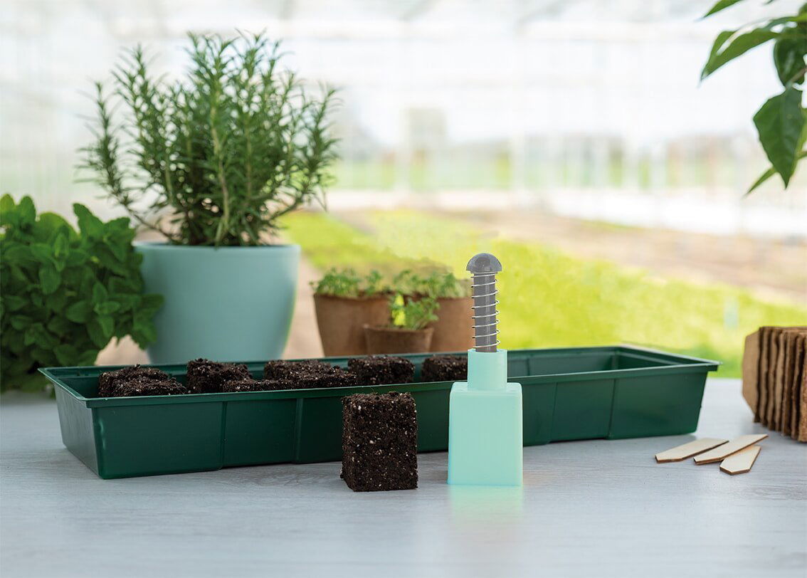 Pluggemager, jordblokke og urtepotter i drivhus