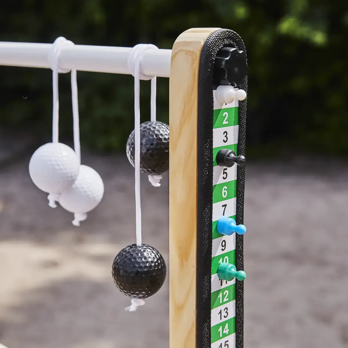 Laddergolf spil med kugler på snor og pointtavle