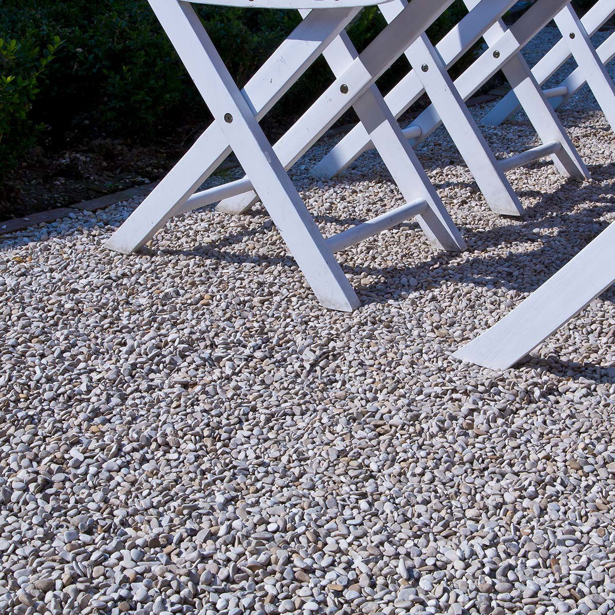 Lyst dekorationsgrus med små havesten udendørs