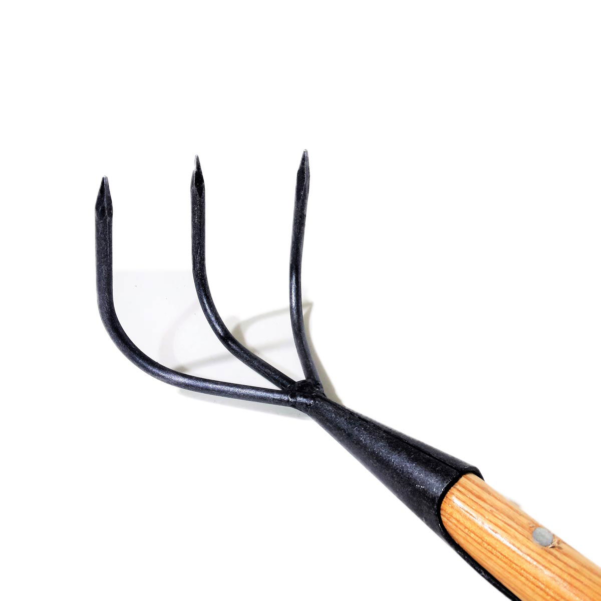Sort havegaffel med tre tænder og træskaft