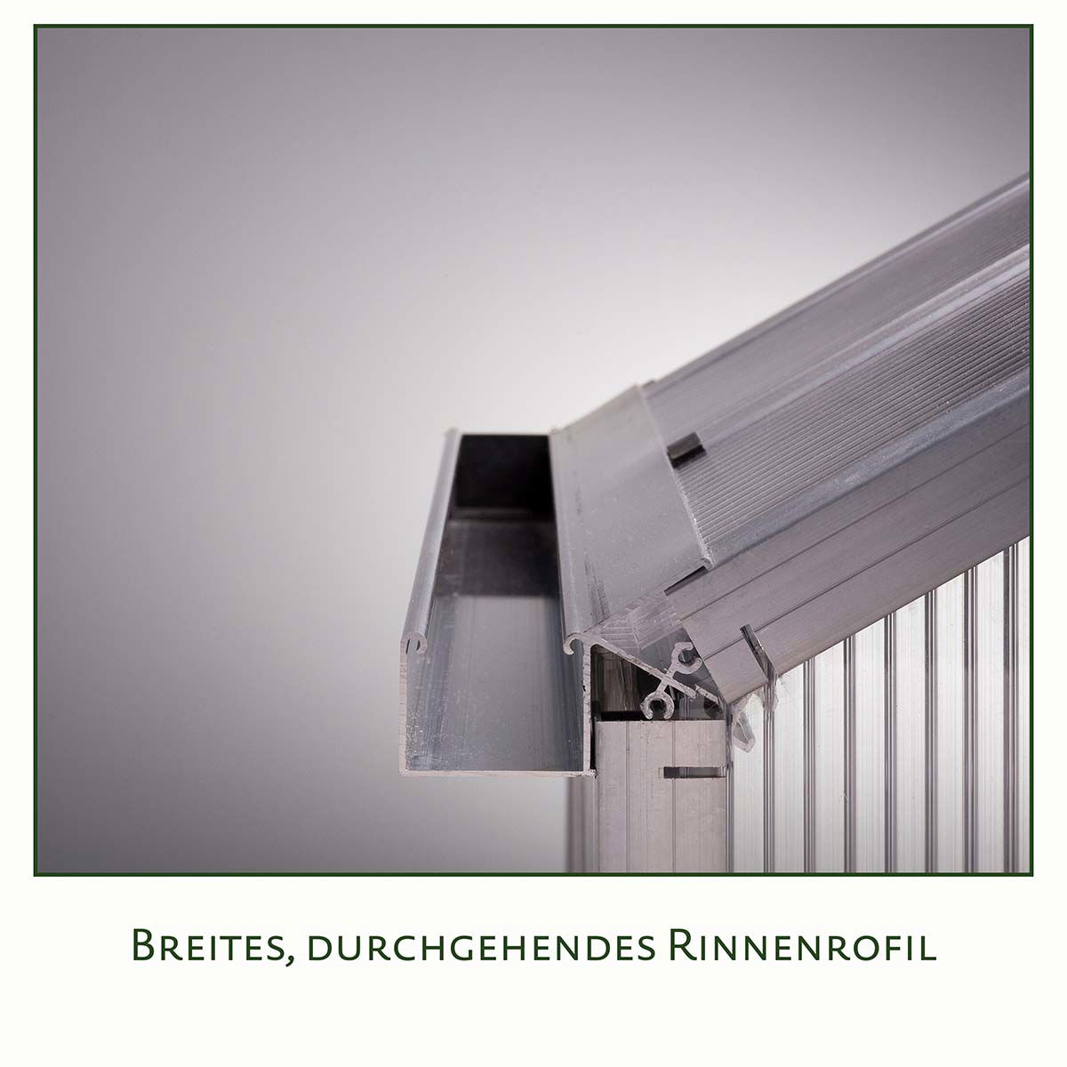 Nærbillede af bredt, sammenhængende tagrendeprofil på drivhu