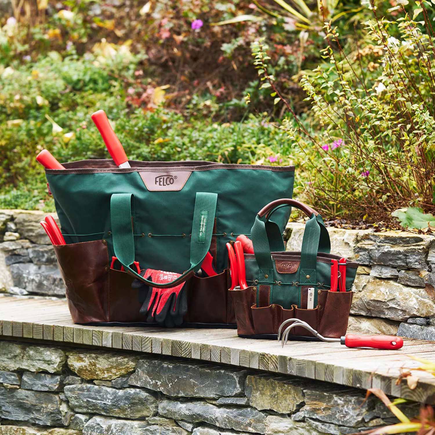 Felco havetasker fyldt med røde haveredskaber