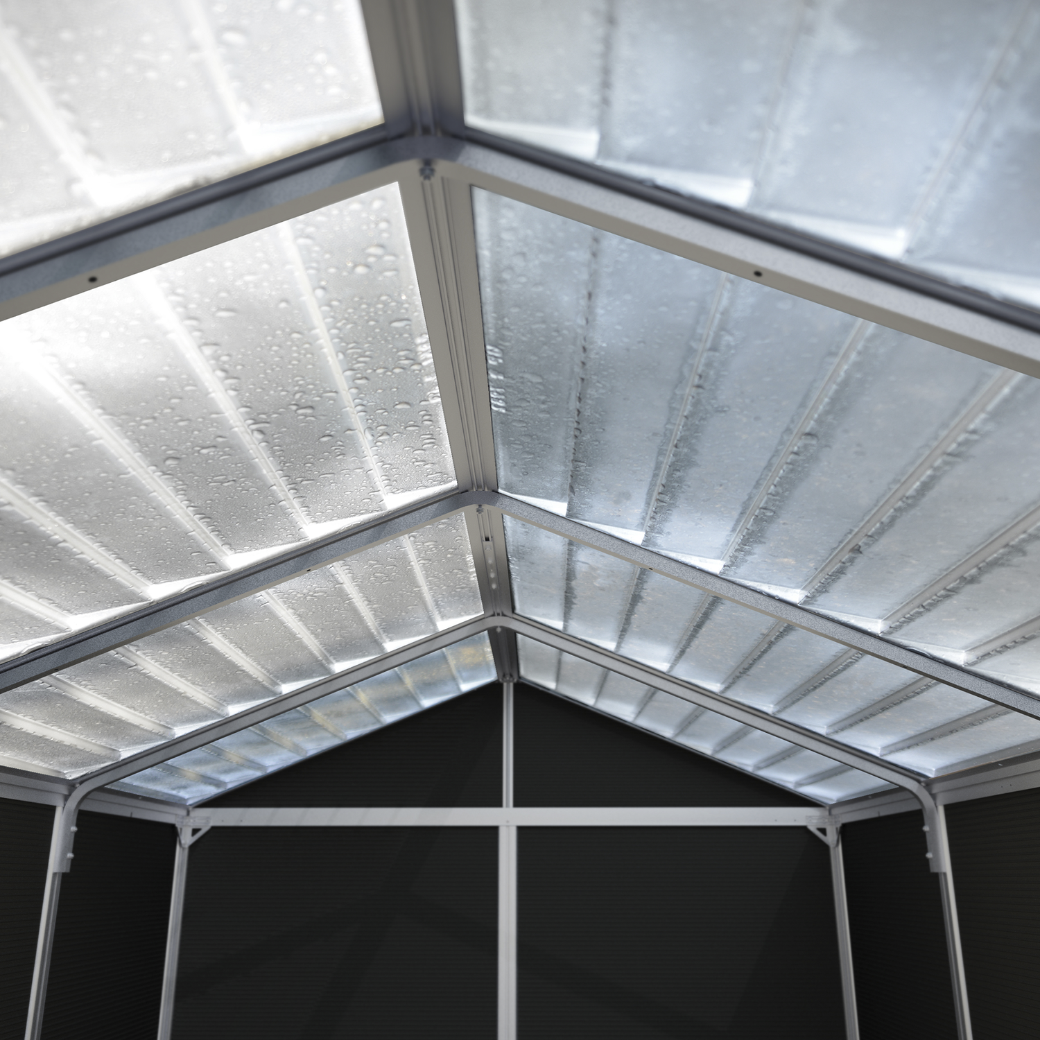 Indvendigt view af haveskur med tag i plastplader