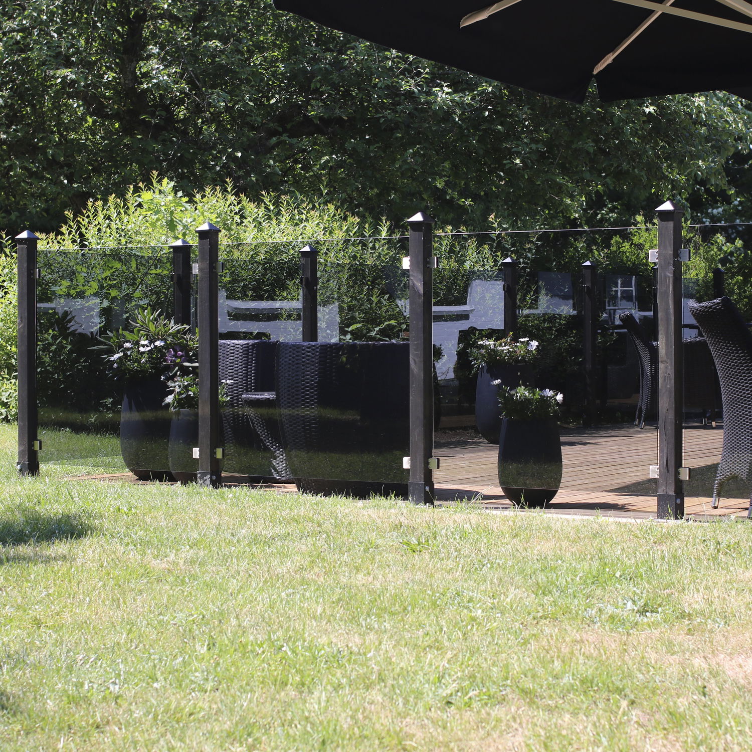 Elegant glashegn omkring terrasse i haven