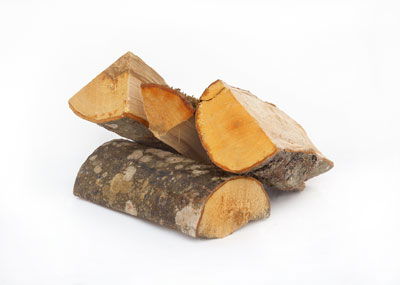 Stablede stykker tørt brænde på hvid baggrund