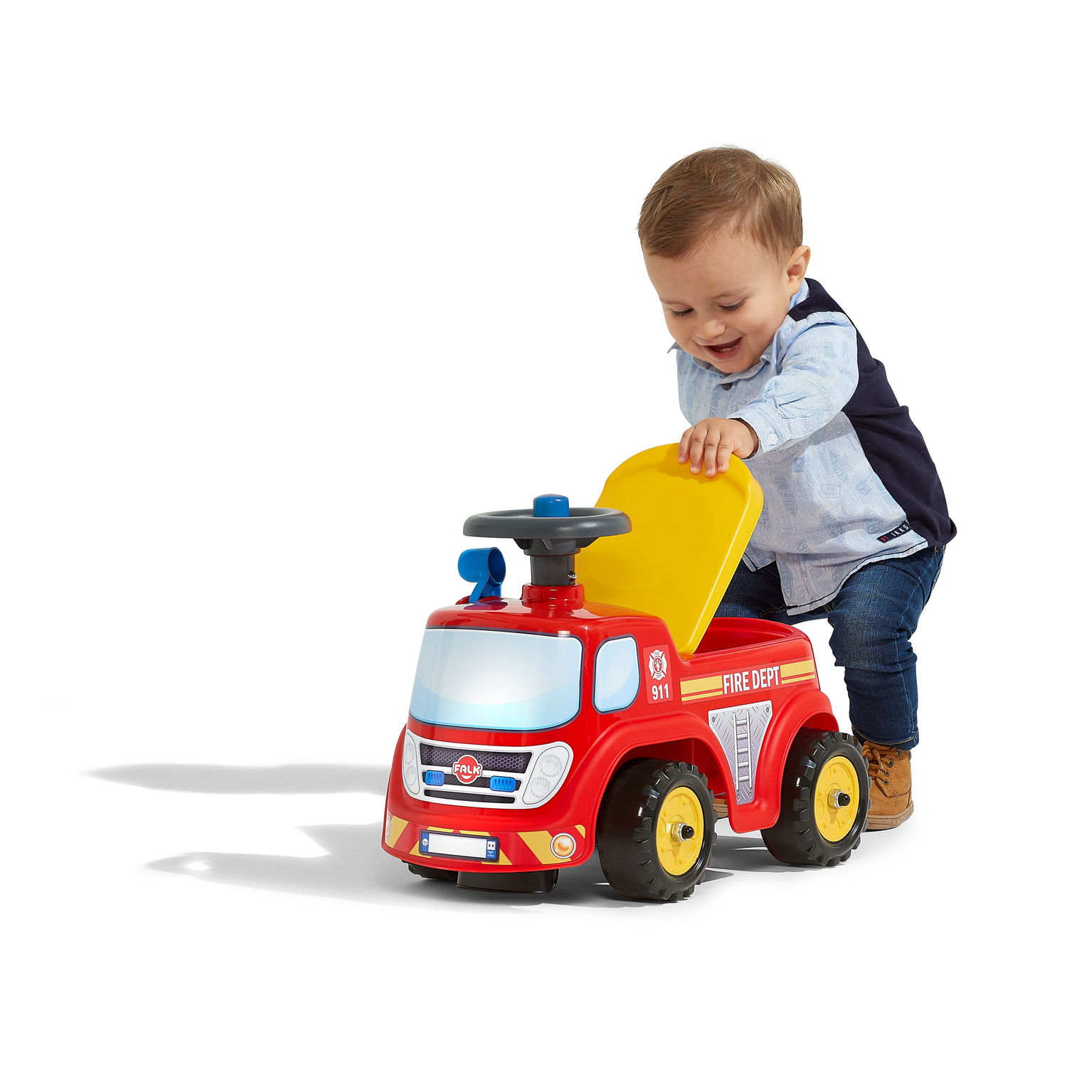 Lille barn leger med rød brandbil løbecykel