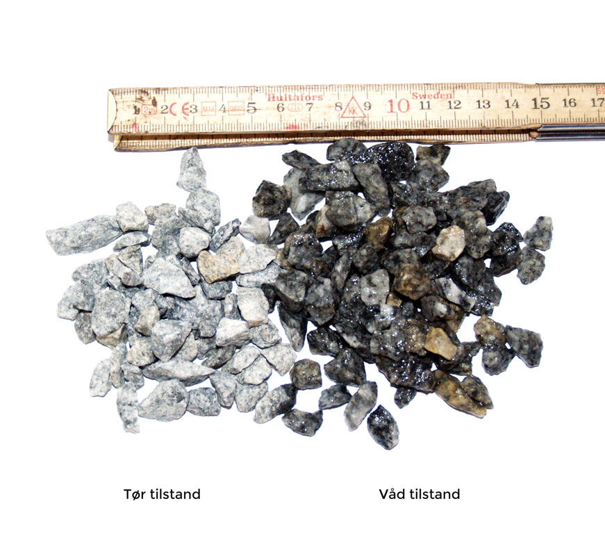 Sammenligning af tørt og vådt stenmateriale med lineal