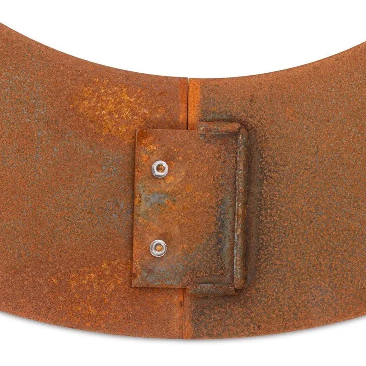 Detalje af rund kantbed i cortenstål med beslag