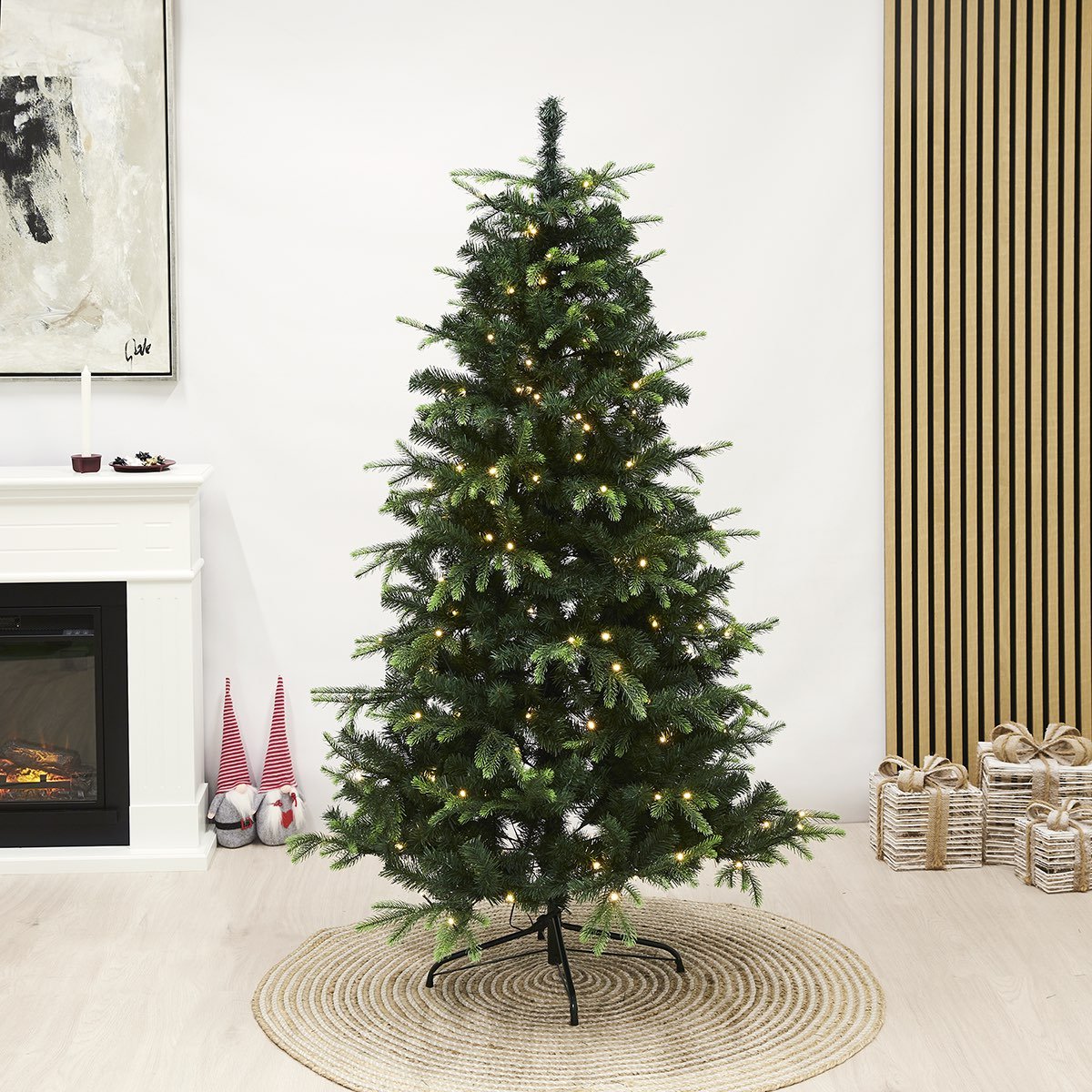 Grønt kunstigt juletræ med varme LED-lys i stue