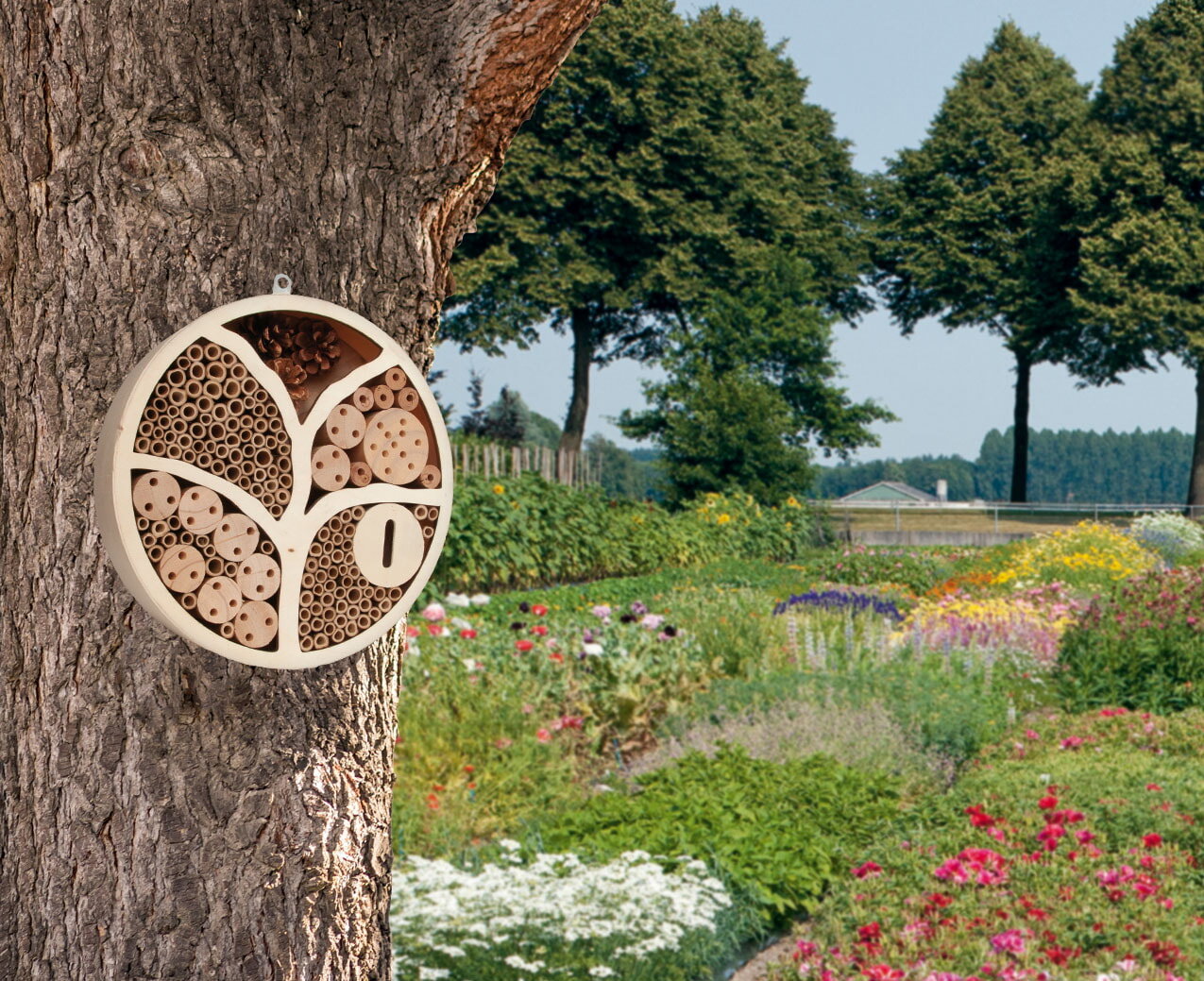Rund insekthotel i træ til haven Rundt insekthotel på træ i farverig have