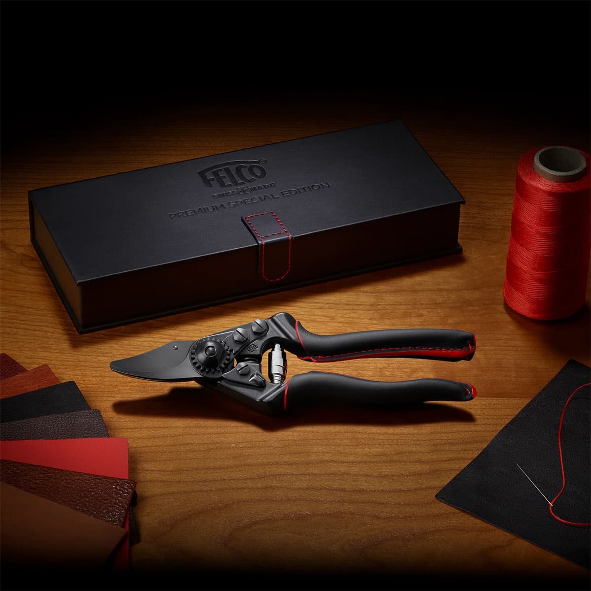 FELCO beskæresaks i gaveæske på træbord