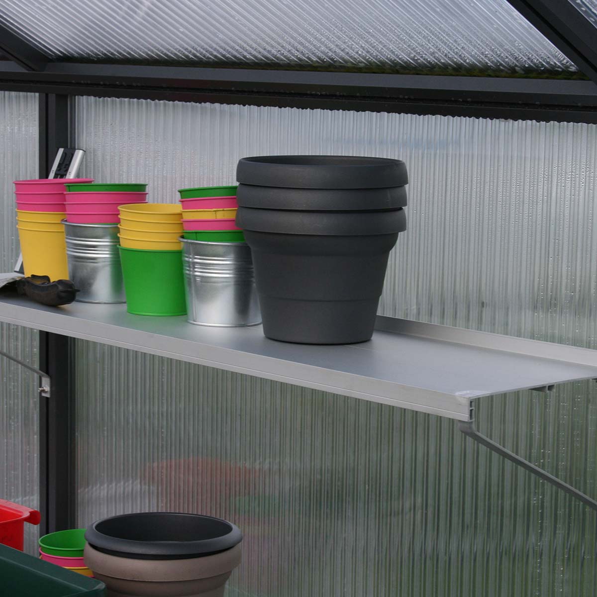 Universal hængehylde i aluminium, ca. 0,25 m dyb, ca. 1,5 m bred