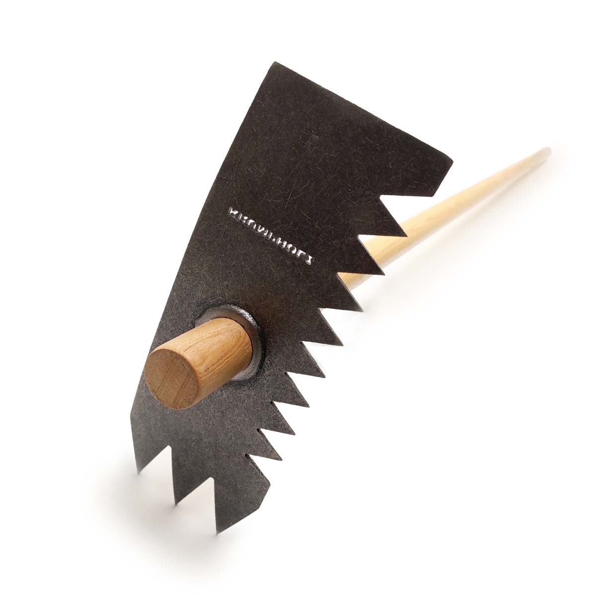 Takket havehakke med træskaft til ukrudtsfjernelse