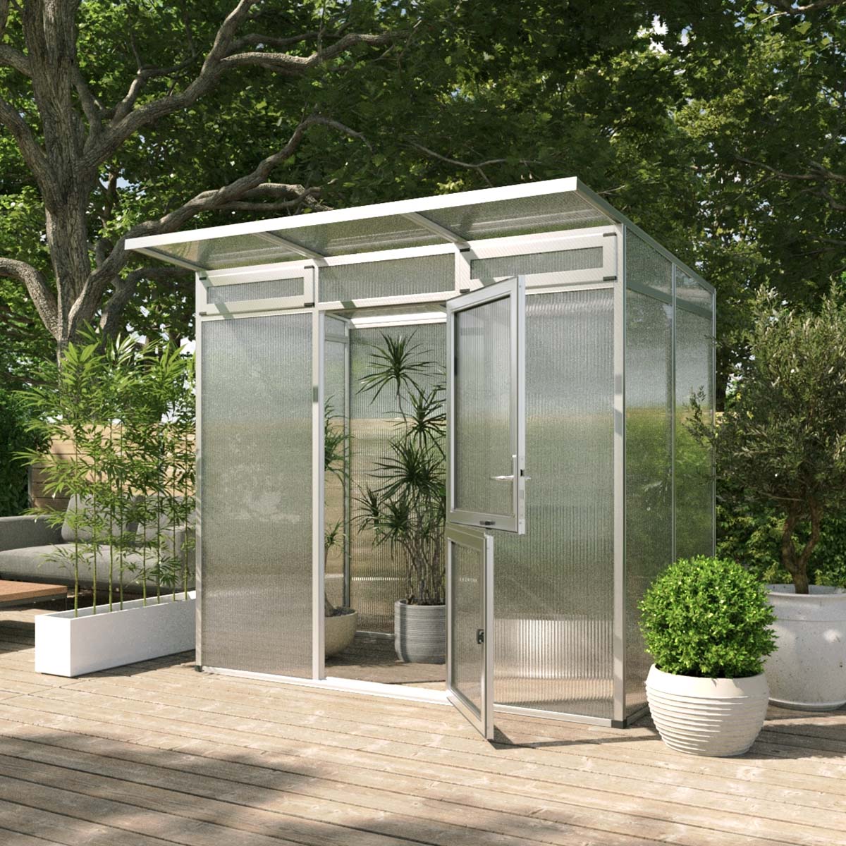 Lyst aluminiumdrivhus på træterrasse med planter