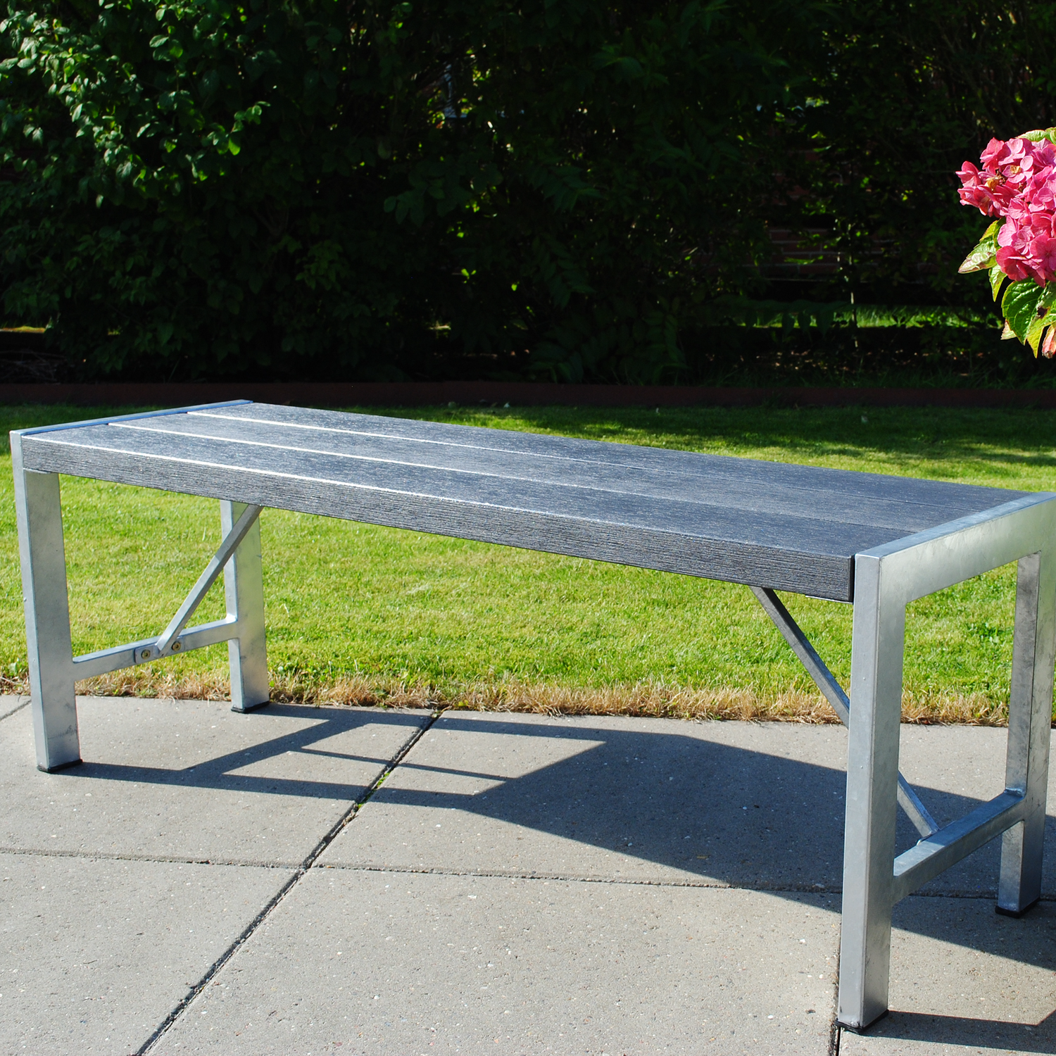 Moderne havebænk i stål og mørkt komposittræ