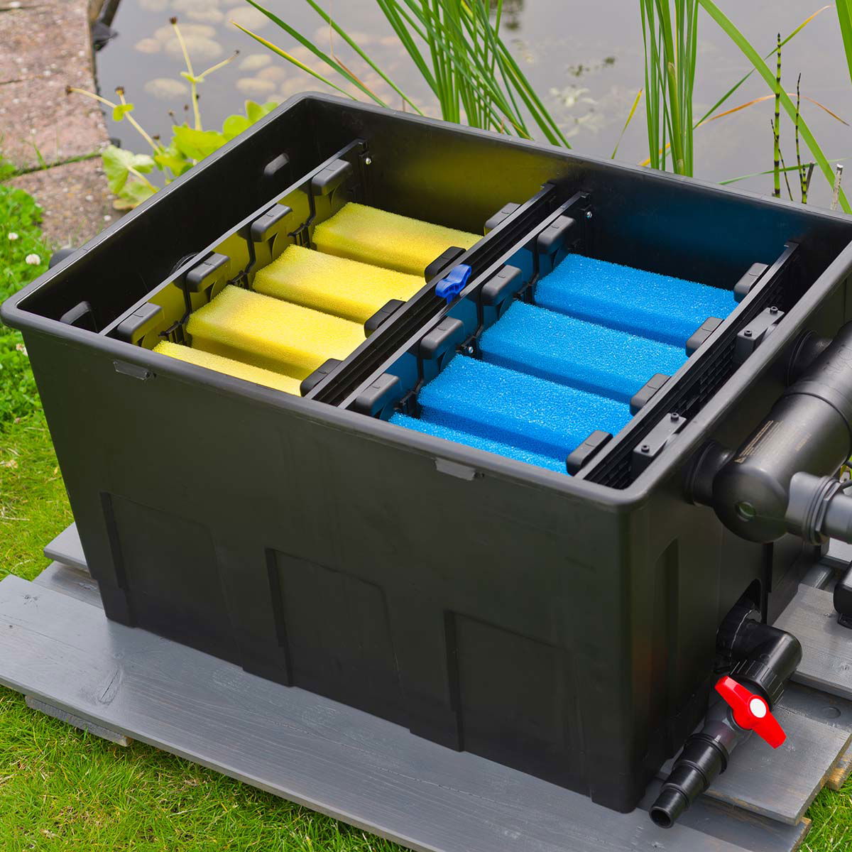 Rektangulært havedamsfilter med gule og blå skumindsatse