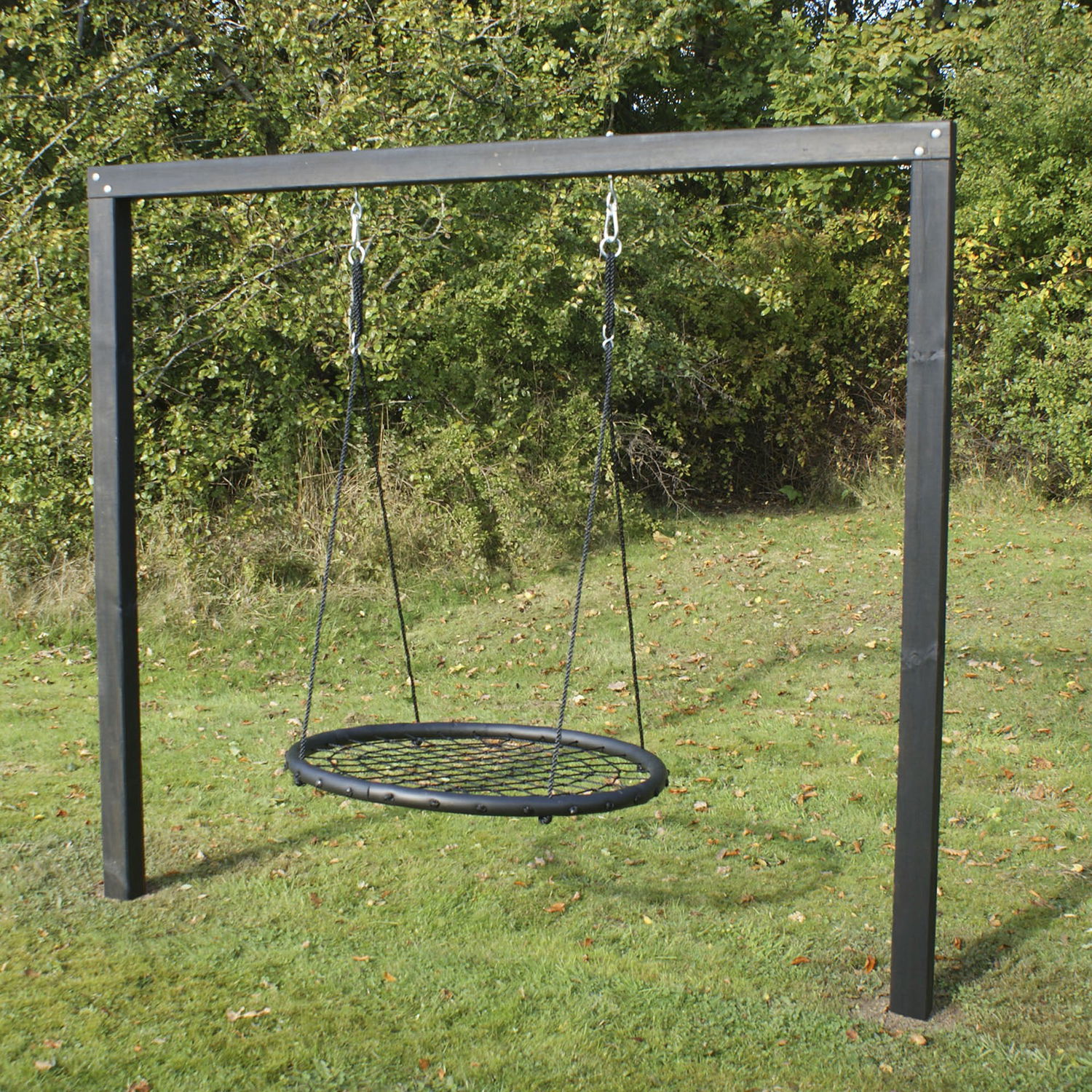 Sort rund fuglerede-gynge på robust stativ i have