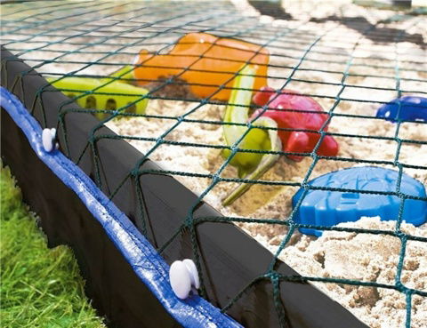 Beskyttelsesnet over sandkasse med legetøj