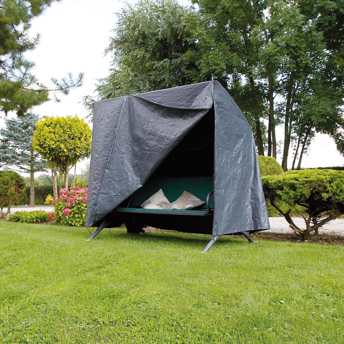 Gråt vejrbeskyttelses-cover over haveswing i have