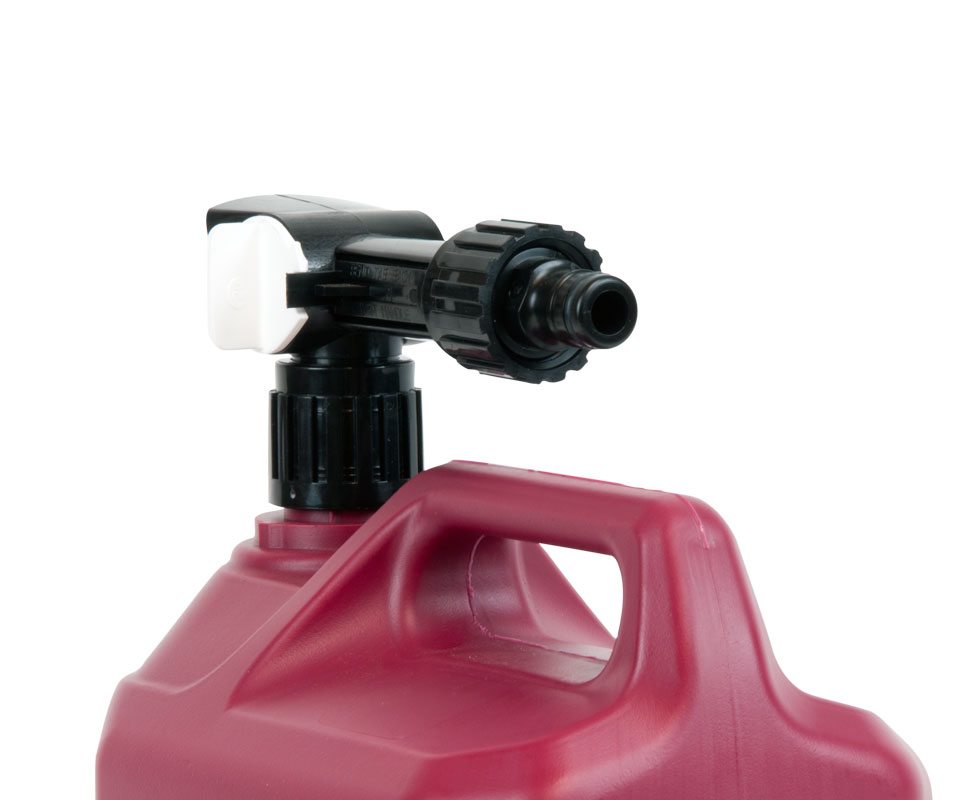 Rød plastdunk med sort hældetud og håndtag