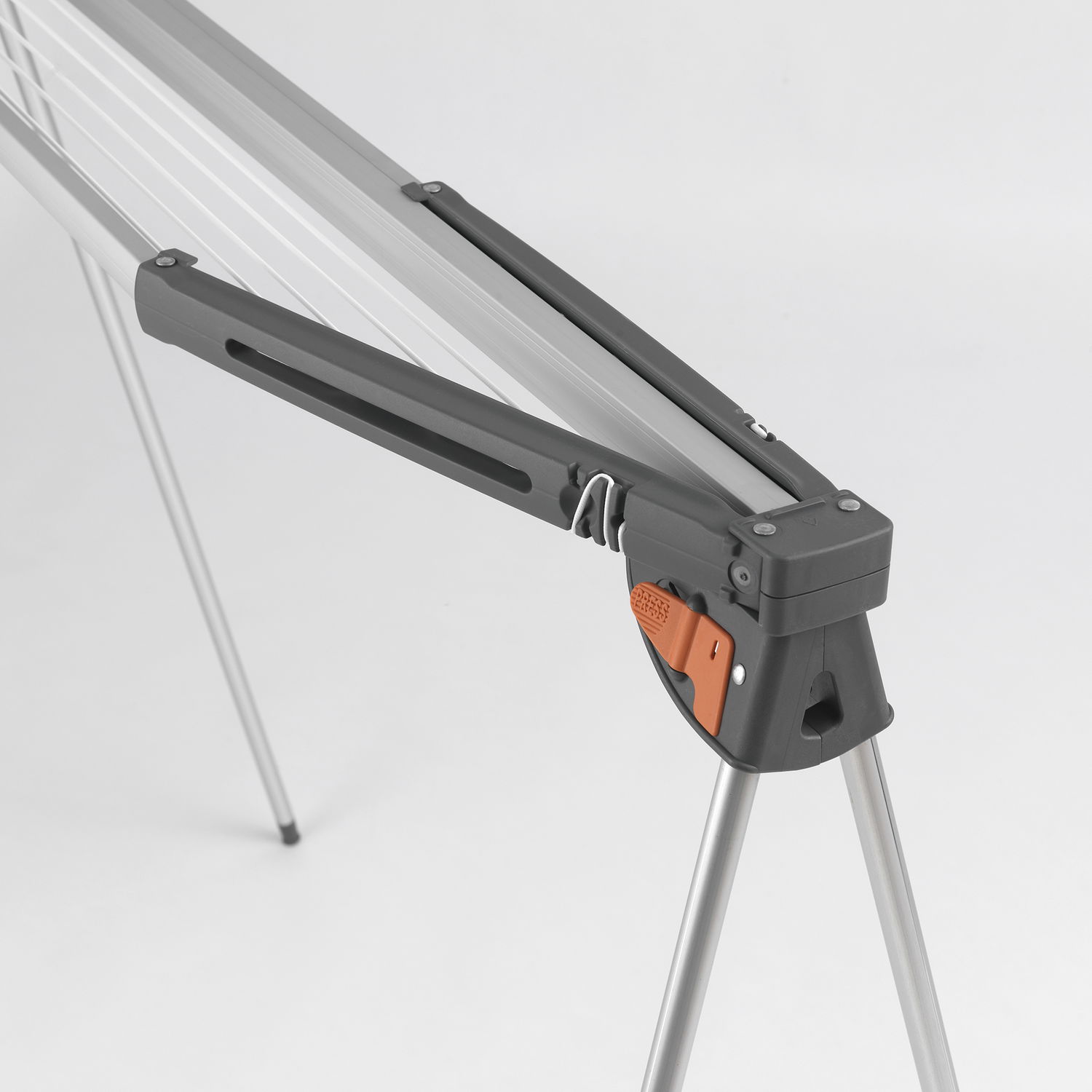 Detalje af foldbart tørrestativ med sikker lås