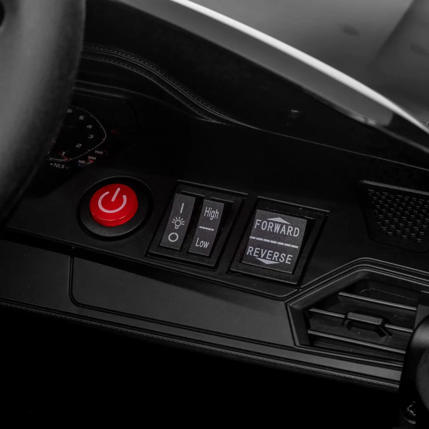 BMW M4 elbil til børn – NORDIC PLAY Speed sort | 2 x 10,8V motor, fjernbetjening, Bluetooth Detalje af instrumentpanel i sort BMW M4 elbil til børn fra NORDIC PLAY: rød tænd/sluk-knap, speed-omskifter (High/Low) og Forward/Reverse-knap. Licenseret børnebil med fjernbetjening, MP3 og Bluetooth.