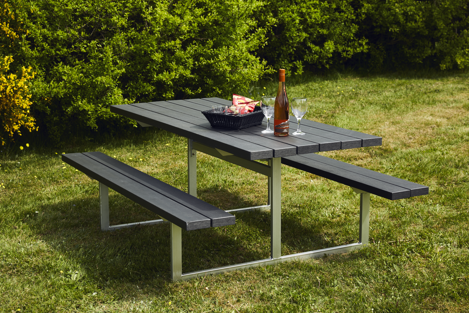 Sort bord-bænkesæt i haven med vin og glas