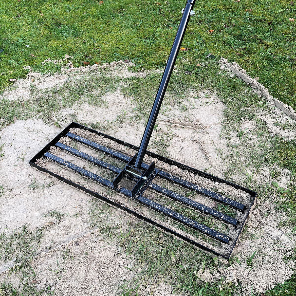 Rektangulær håndplaner, der jævner sand i græsplæne