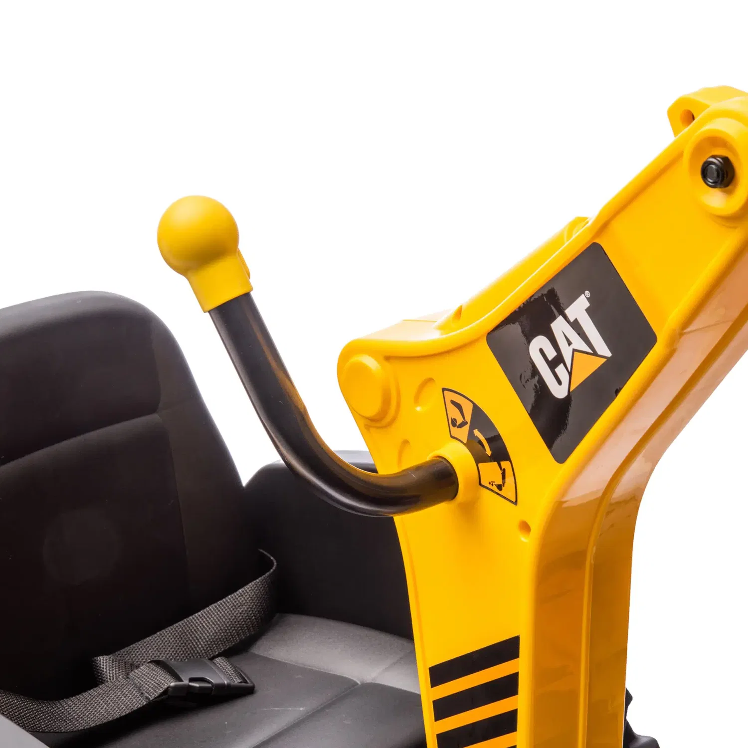 Nærbillede af CAT® el-rendegraver fra Nordic Play: sort førersæde med sikkerhedssele, gul joystick og synligt CAT-logo, realistisk el-legetøj til børn