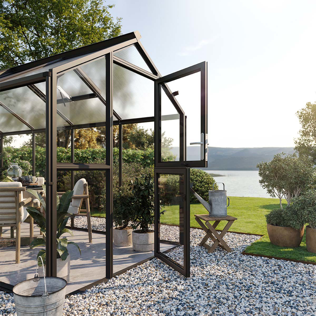 Moderne sort drivhus i have med udsigt til sø