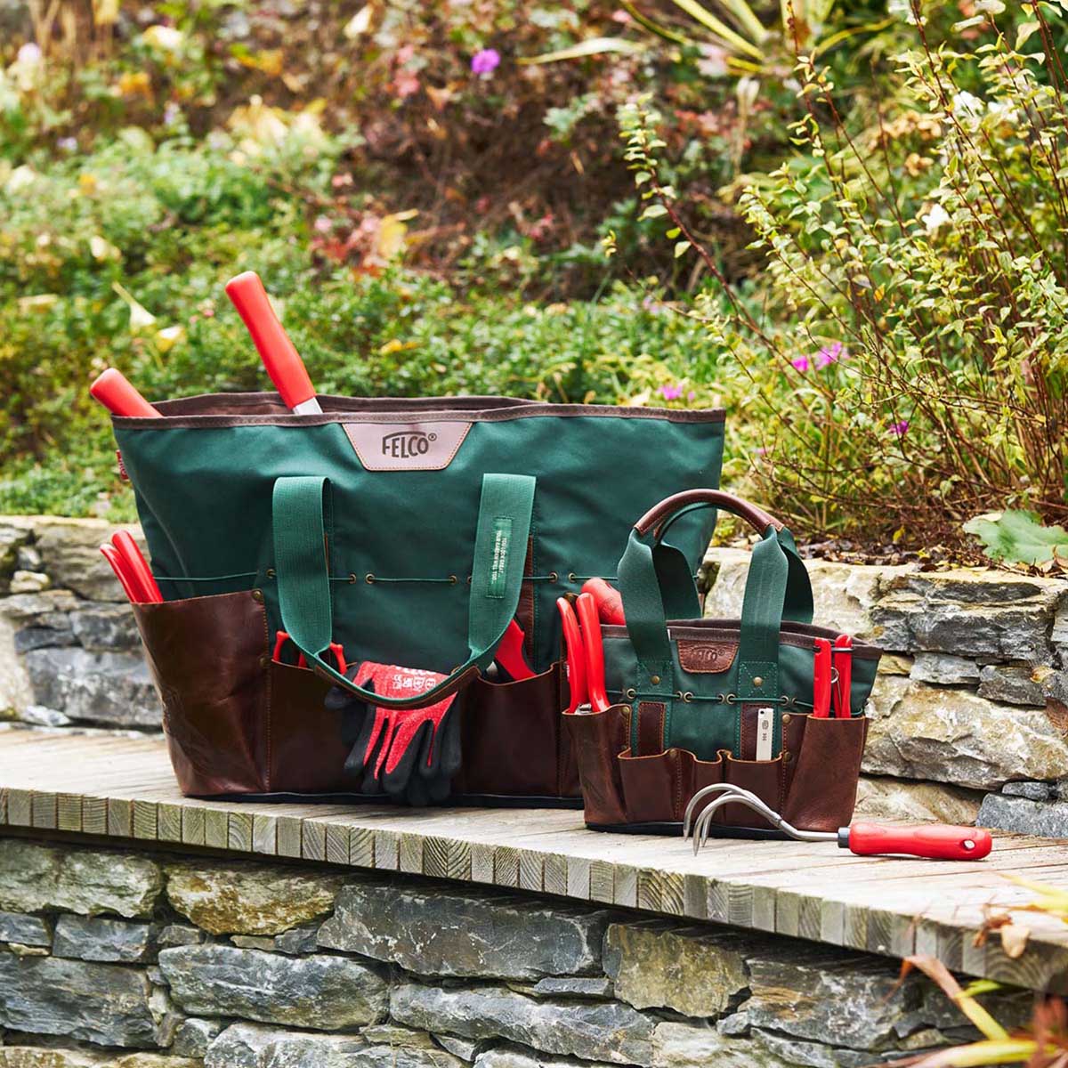 FELCO grønne og brune tasker med rødt haveværktøj
