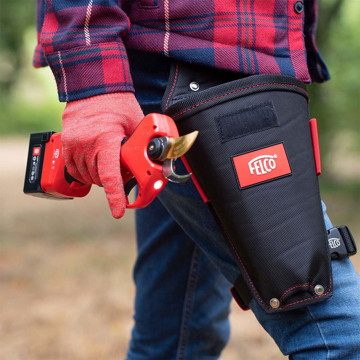 Person med FELCO elektrisk beskærer i bæltehylster
