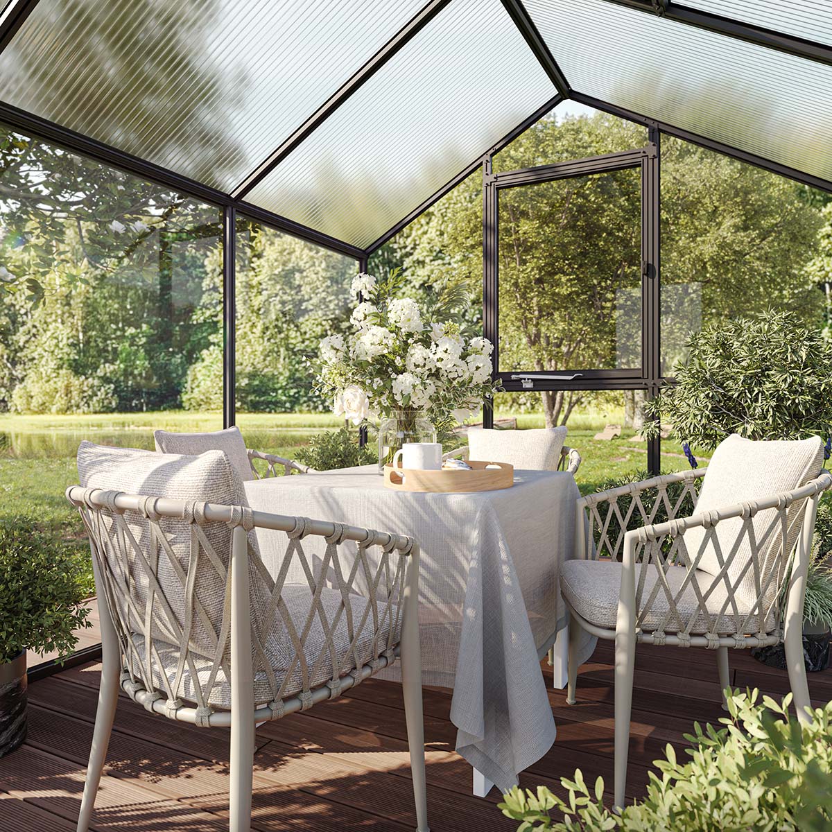 Lys og hyggelig spiseplads i moderne drivhus