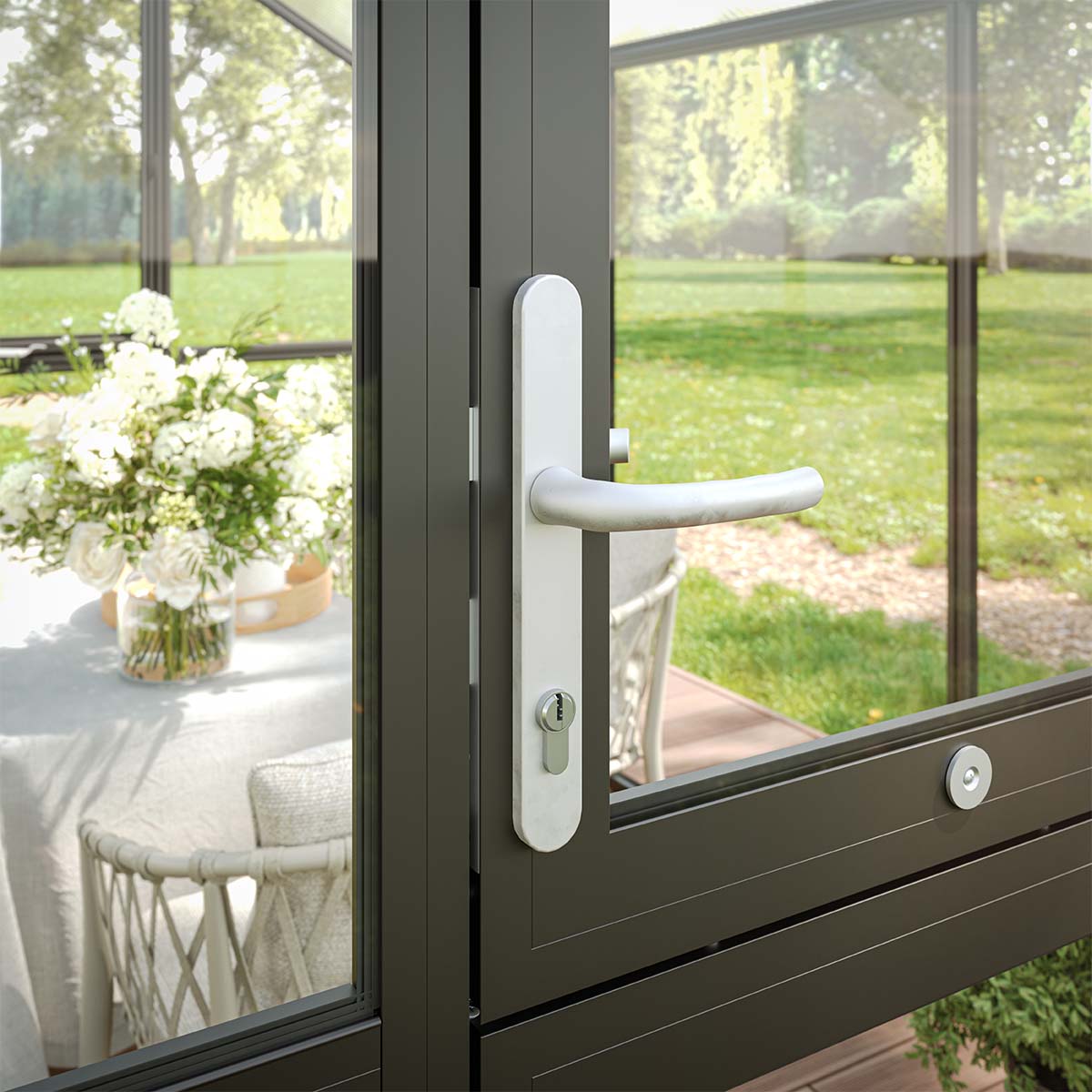 Glasdør til havehus med sølvfarvet håndtag