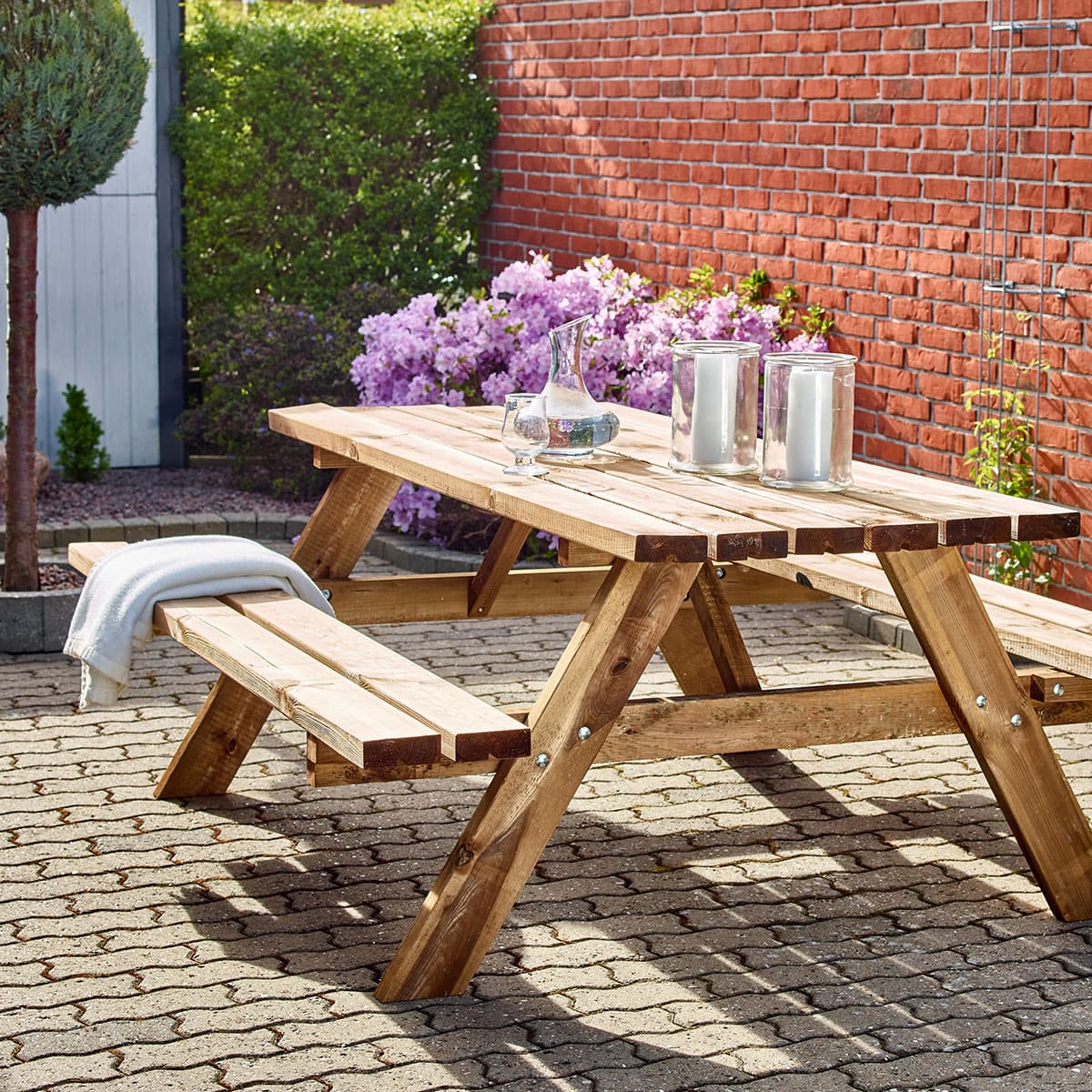 Udendørs træpicnicbord med bænk på terrasse