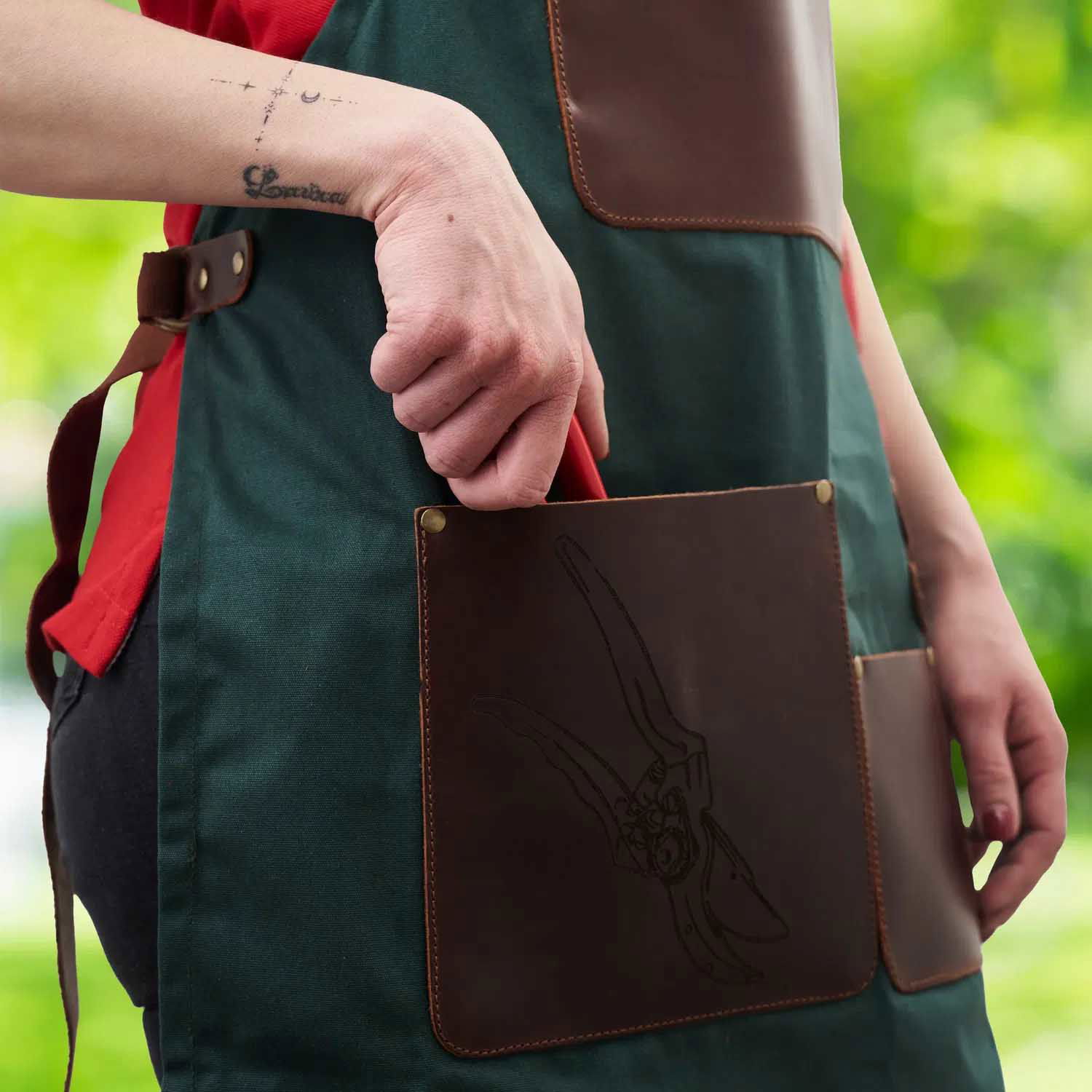 Person med haveforklæde og læderlommer til værktøj