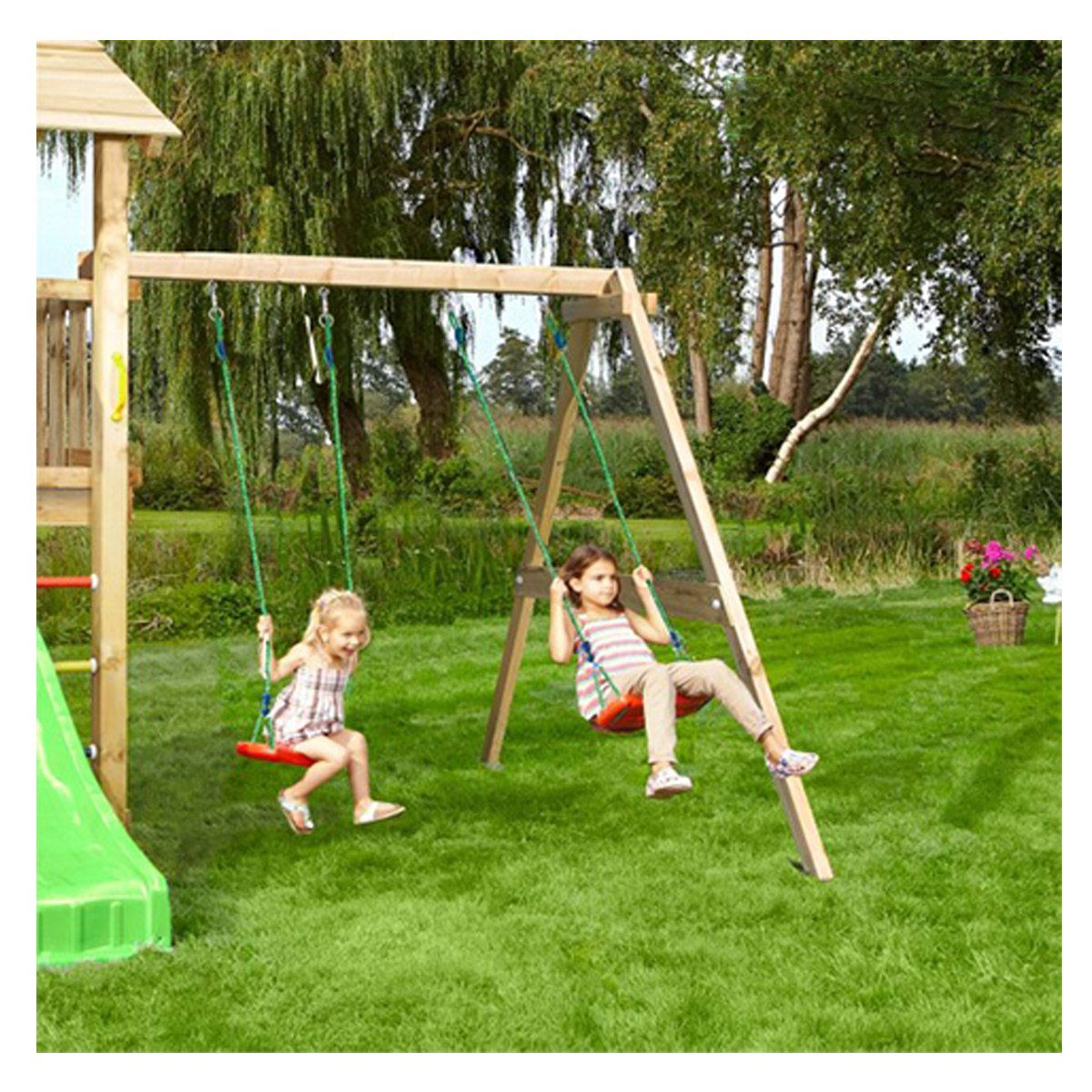 Børn leger på dobbelt gyngestativ i træ i haven