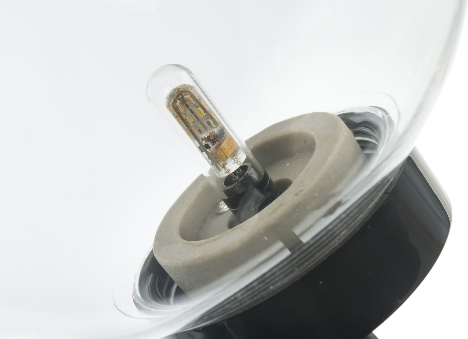 Detalje af klar halogenpære i sokkel