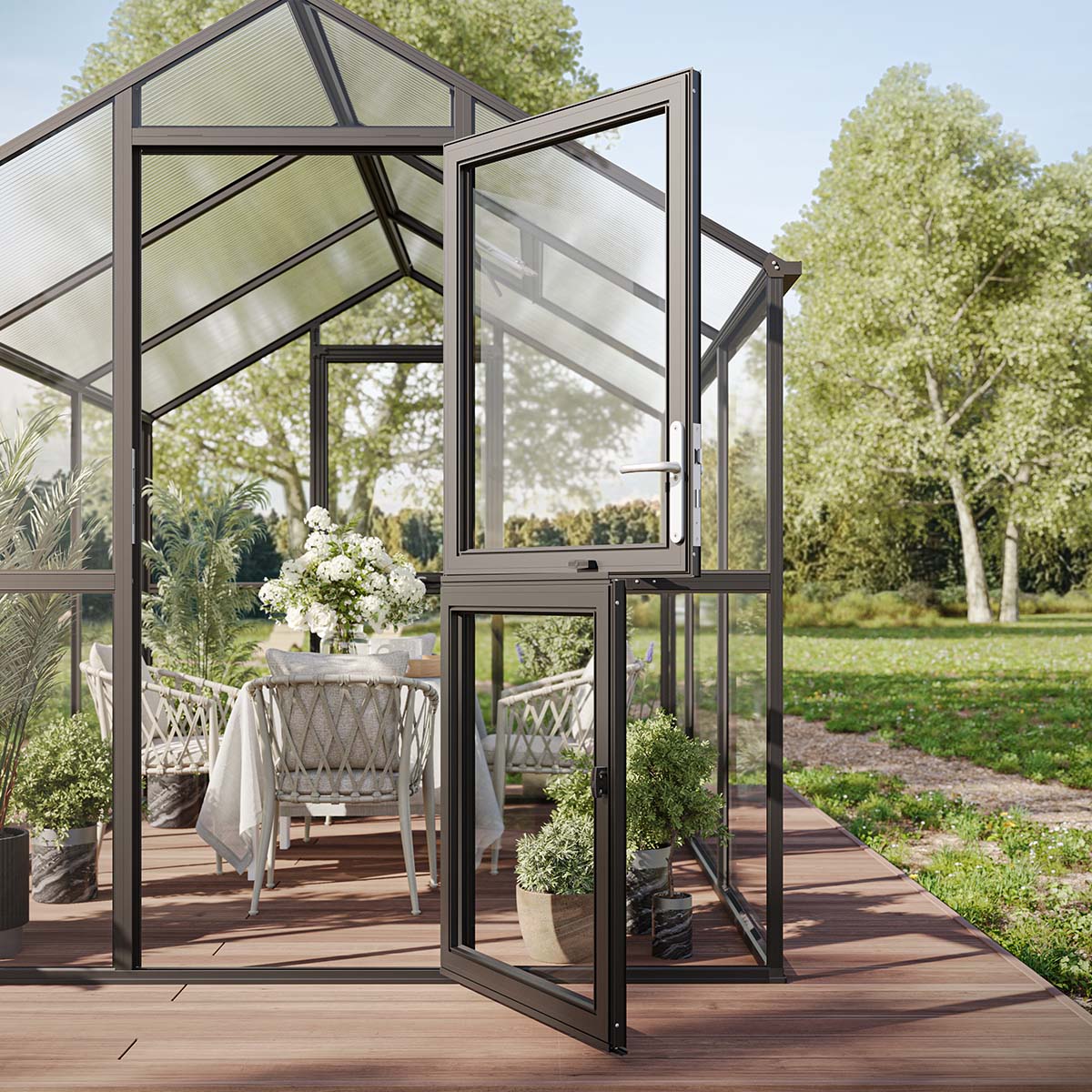 Åben glasudestue på træterrasse med plantekrukker