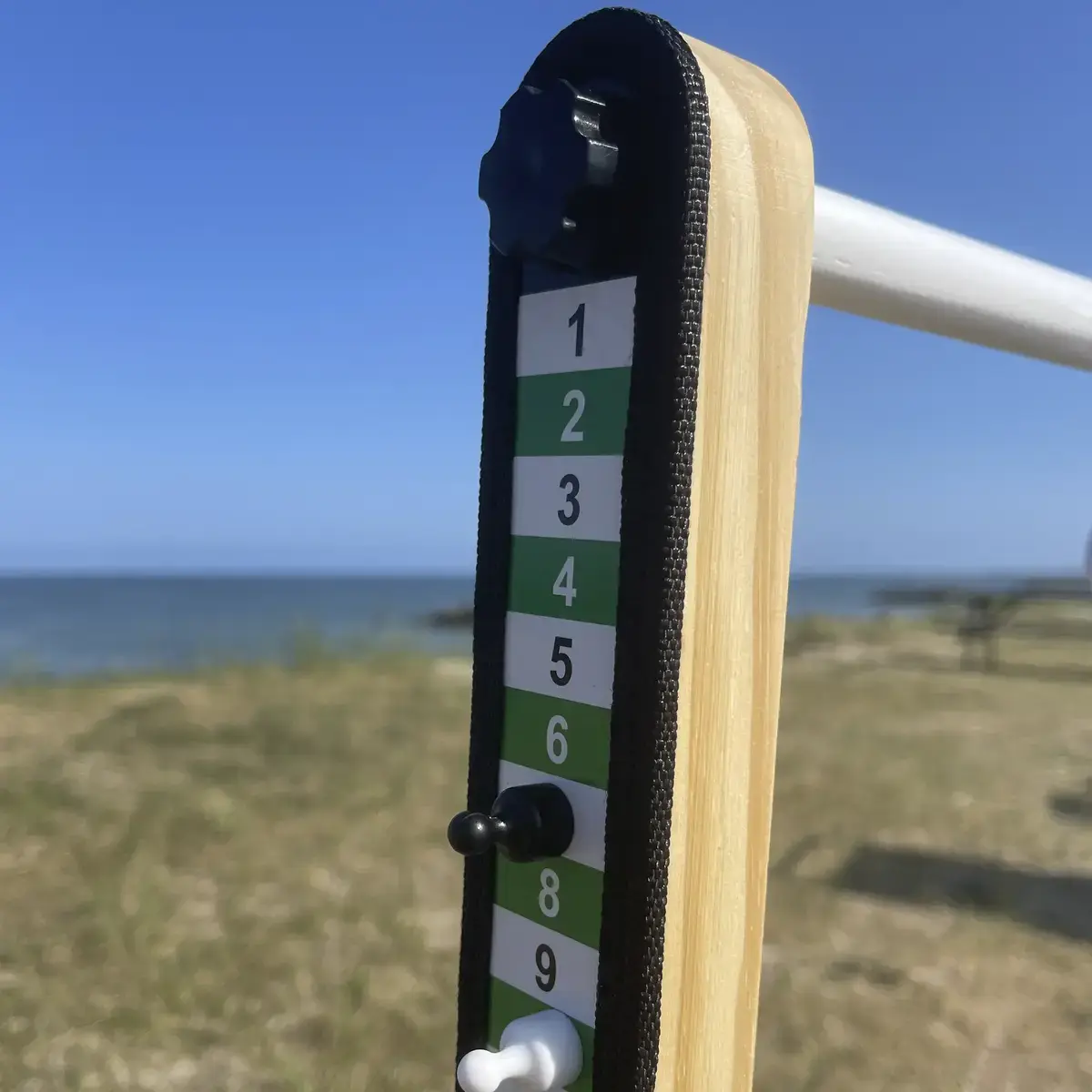Nærbillede af træ pointtavle med tal til udendørs spil