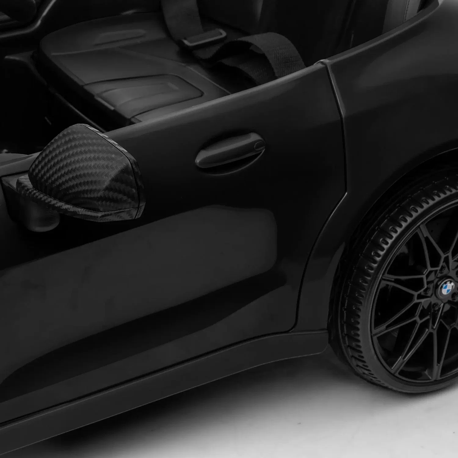 BMW M4 elbil til børn – NORDIC PLAY Speed sort, 2 x 10,8V motor, fjernbetjening & Bluetooth Nærbillede af sort BMW M4 elbil til børn fra NORDIC PLAY Speed med dør, sidespejl, sæde og hjul. Licenseret model med 2 x 10,8V motor, MP3, Bluetooth og fjernbetjening.