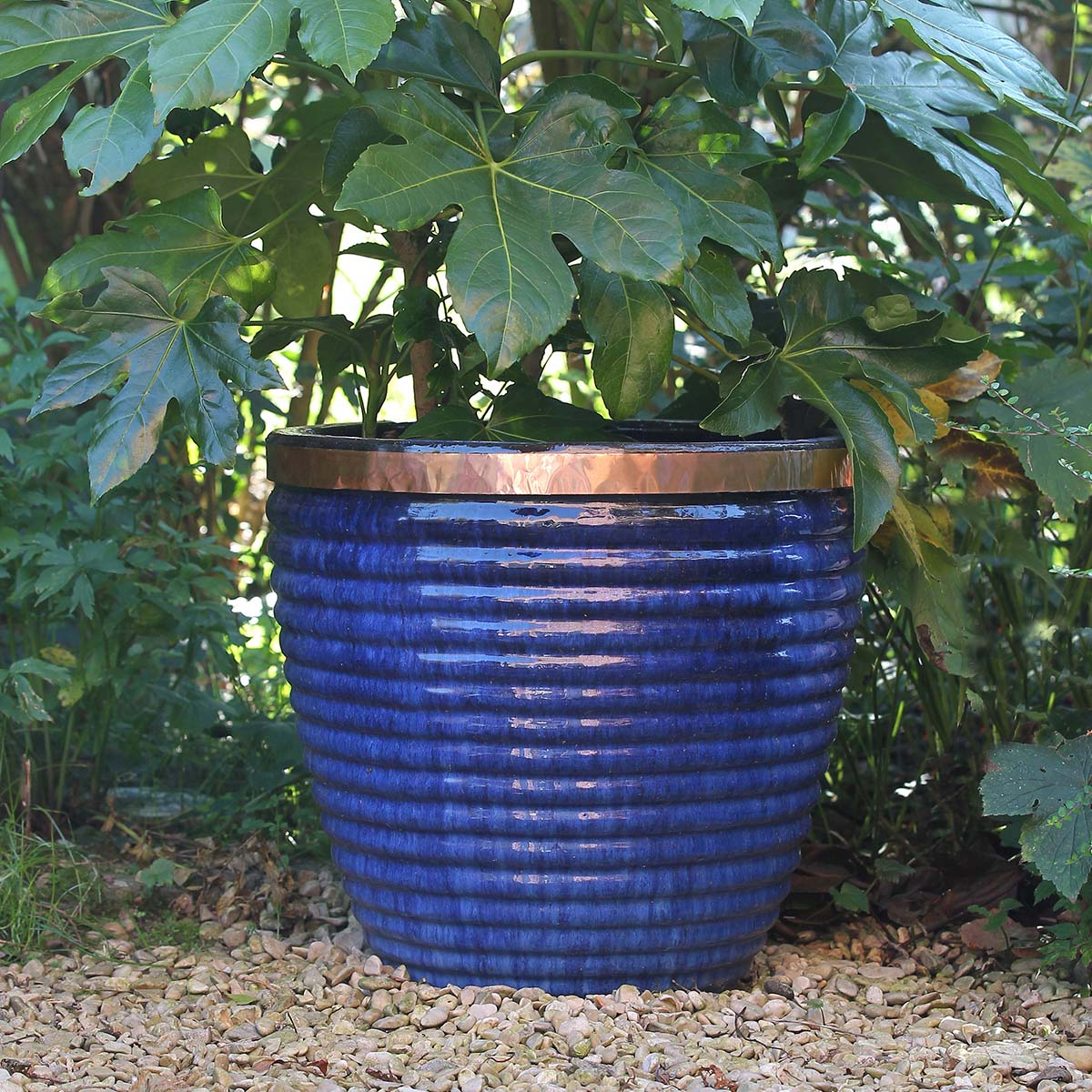 Stor blå havekrukke i keramik med kobberkant