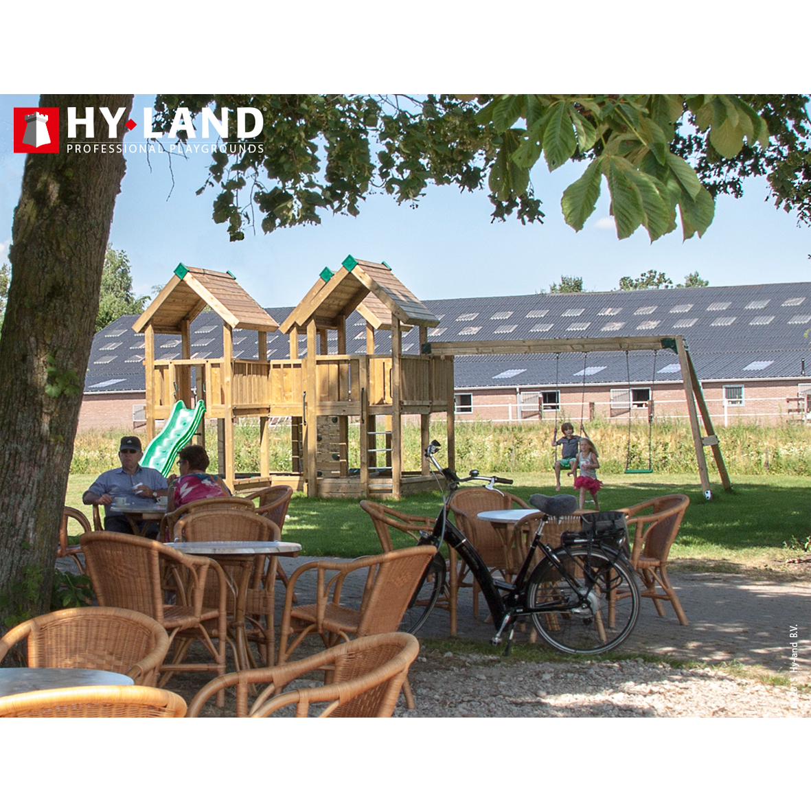 Udendørs Hy-Land trælegeplads ved café med gynger og rutsjeb